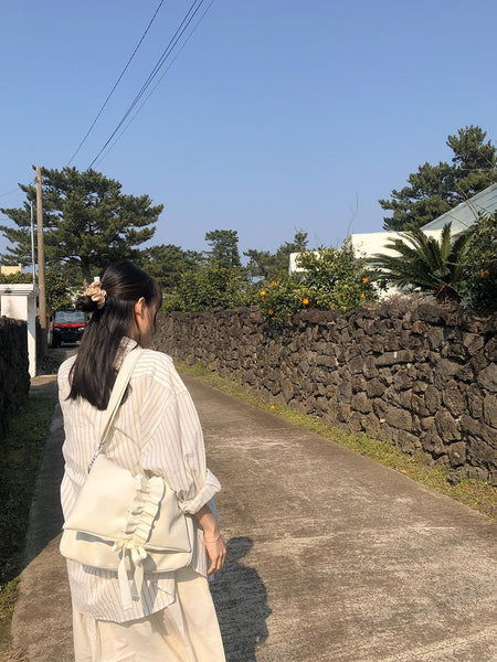 [ovuni] RUFFLE ENVELOPE BAG IVORY