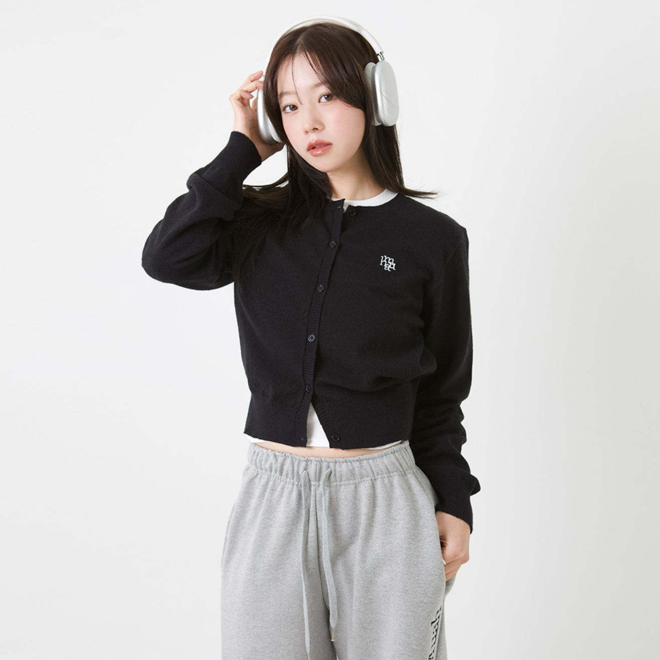 [muahmuah] Stitch Logo Round Cardigan [Black]