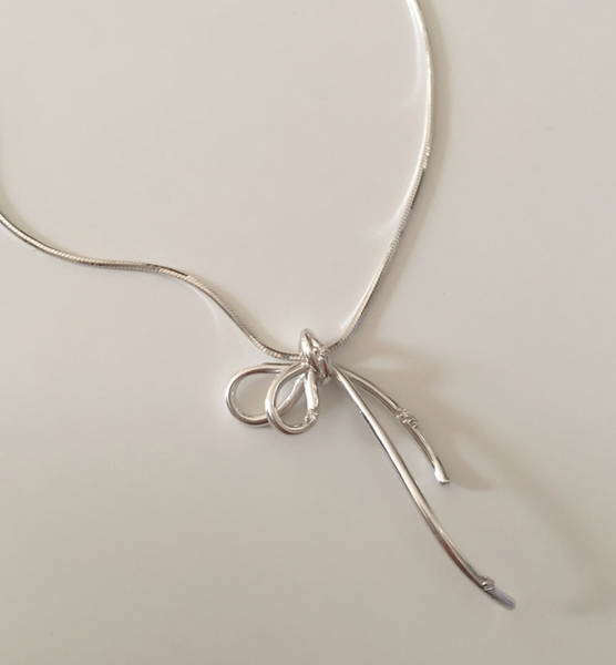 [moat] Knot Ribbon Necklace (Silver925)