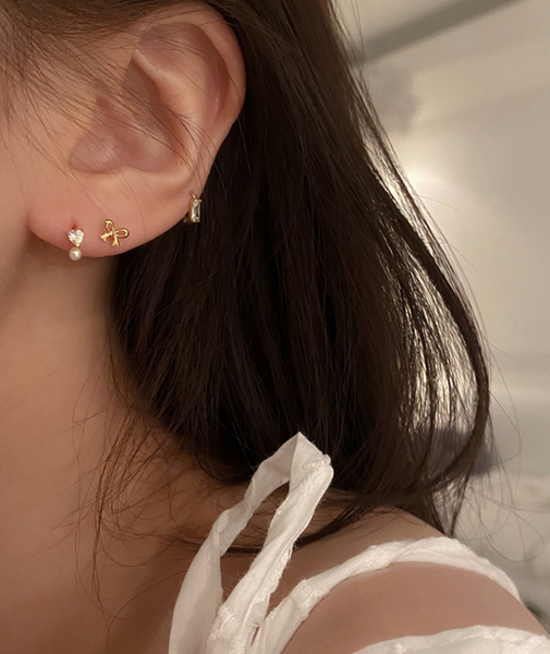 [moat] Tiny Ribbon Earring
