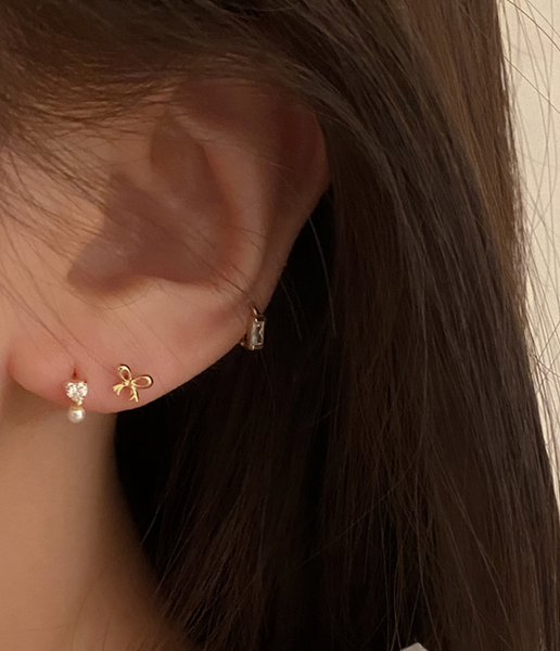 [moat] Tiny Ribbon Earring