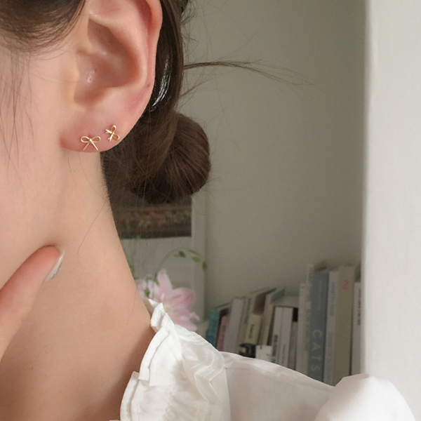 [moat] Tiny Ribbon Earring