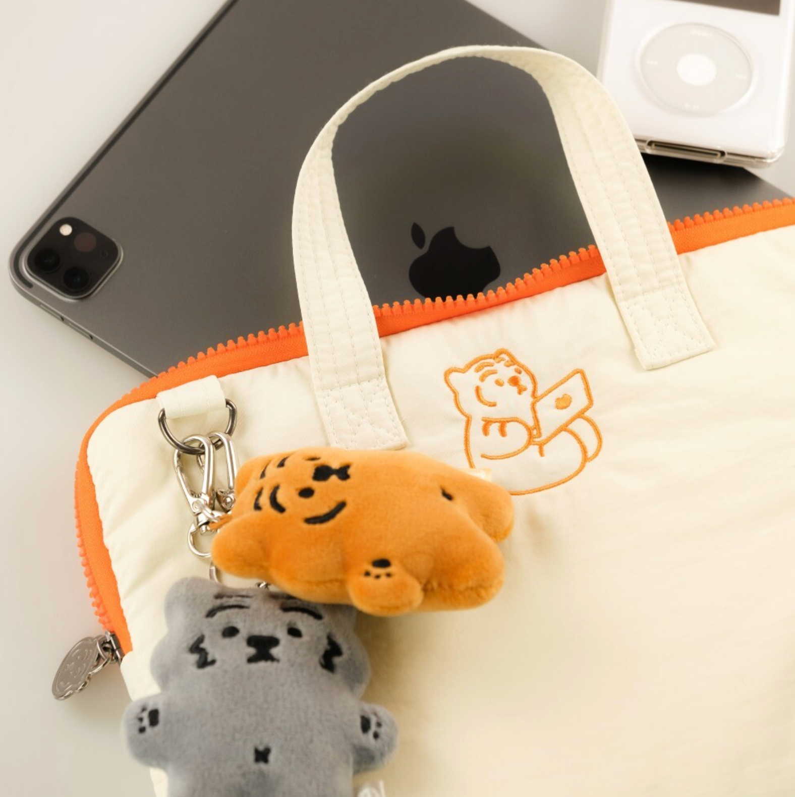 [MUZIK TIGER] Seating Tiger Laptop iPad Strap Pouch (Ivory)