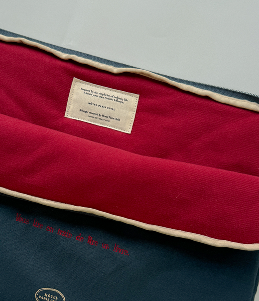 [HOTEL PARIS CHILL] 827 15" Laptop Pouch (Midnight / Dijon)