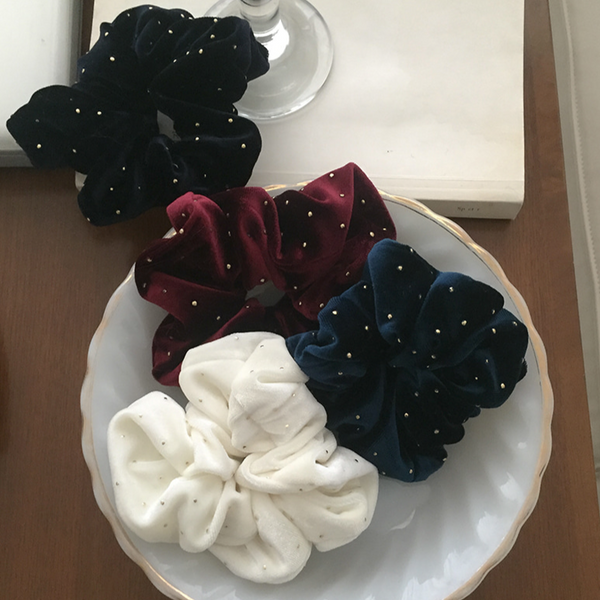 [moat] Gold Dot Velvet Scrunchy (1+1)