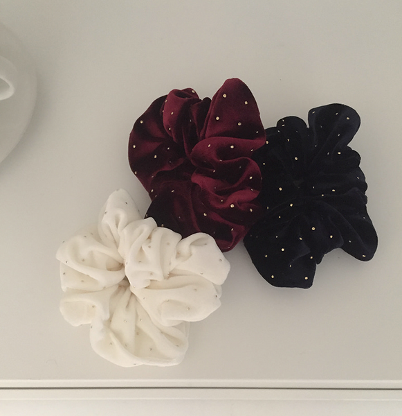 [moat] Gold Dot Velvet Scrunchy (1+1)