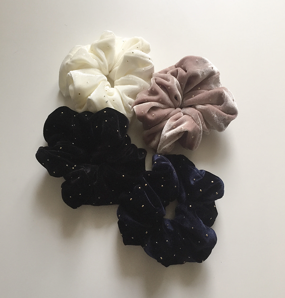 [moat] Gold Dot Velvet Scrunchy (1+1)