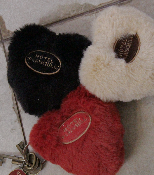 [HOTEL PARIS CHILL] Fluffy Heart Keychain (3colours)