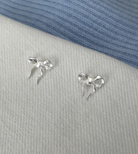 [sora'de] (925silver) Romantic Ribbon Earrings