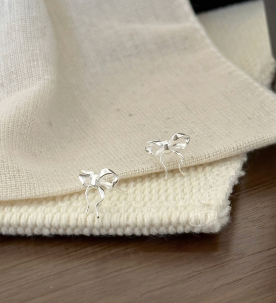 [sora'de] (925silver) Romantic Ribbon Earrings