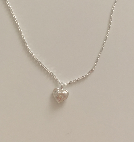 [moat] Tiny Ribbon Heart Necklace (silver925)