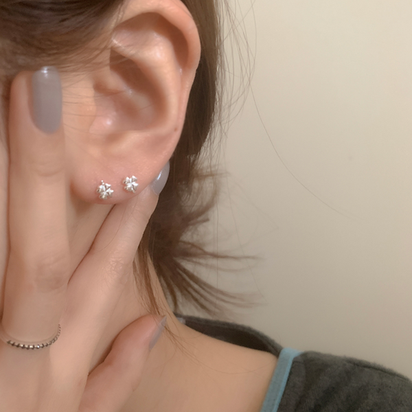 [moat] Mini Clover Earring (silver925)