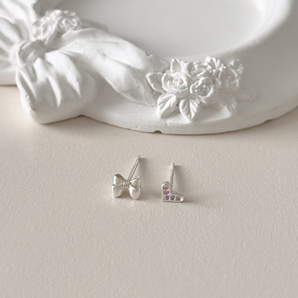 [aube n berry] 925Silver Lisa Ribbon Pink Heart Mini Silver Earrings