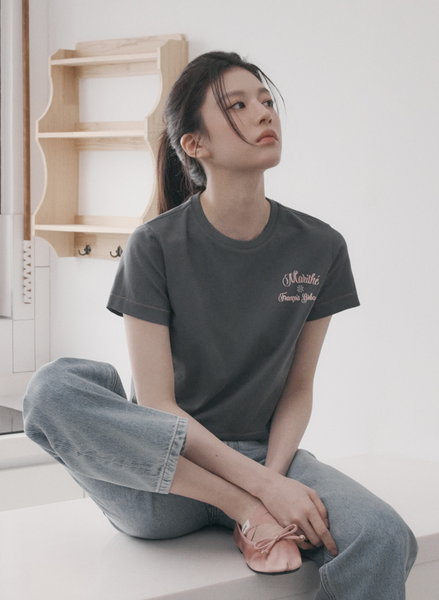 [MARITHÉ FRANÇOIS GIRBAUD] W ROLLING LOGO CROP TEE charcoal