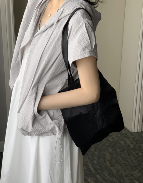 [98°C] Glossy Satin Shoulder Bag