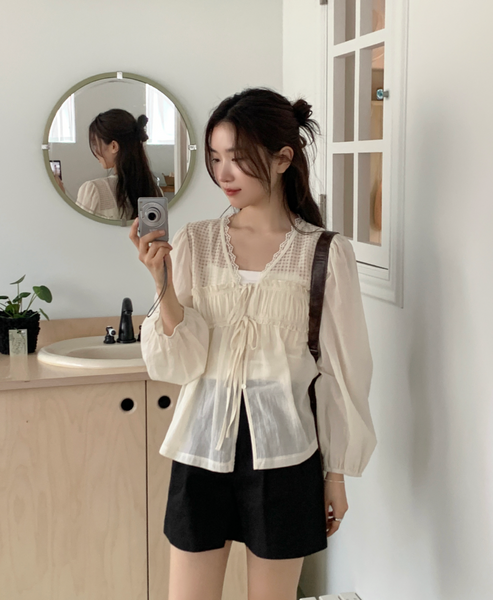 [98°C] Connect Vintage Lace Blouse