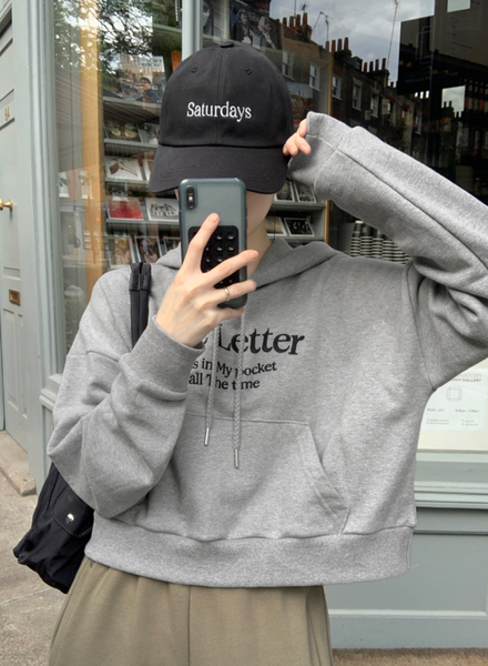 [98°C] Letter Embroidered Crop Hoodie