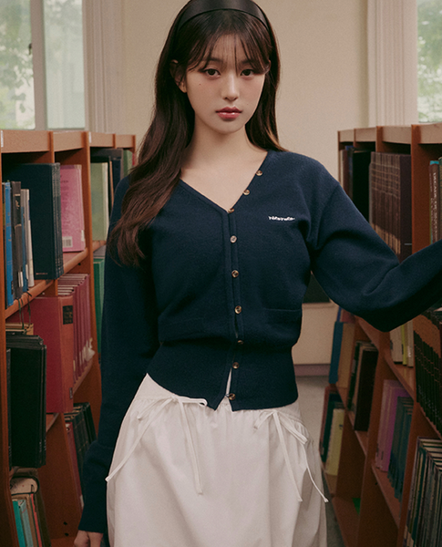 [rola rola] V NECK LOGO BUTTON CARDIGAN NAVY