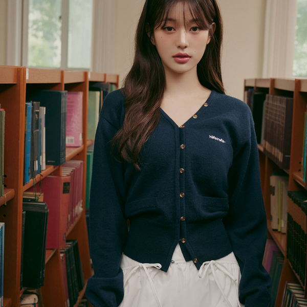 [rola rola] V NECK LOGO BUTTON CARDIGAN NAVY