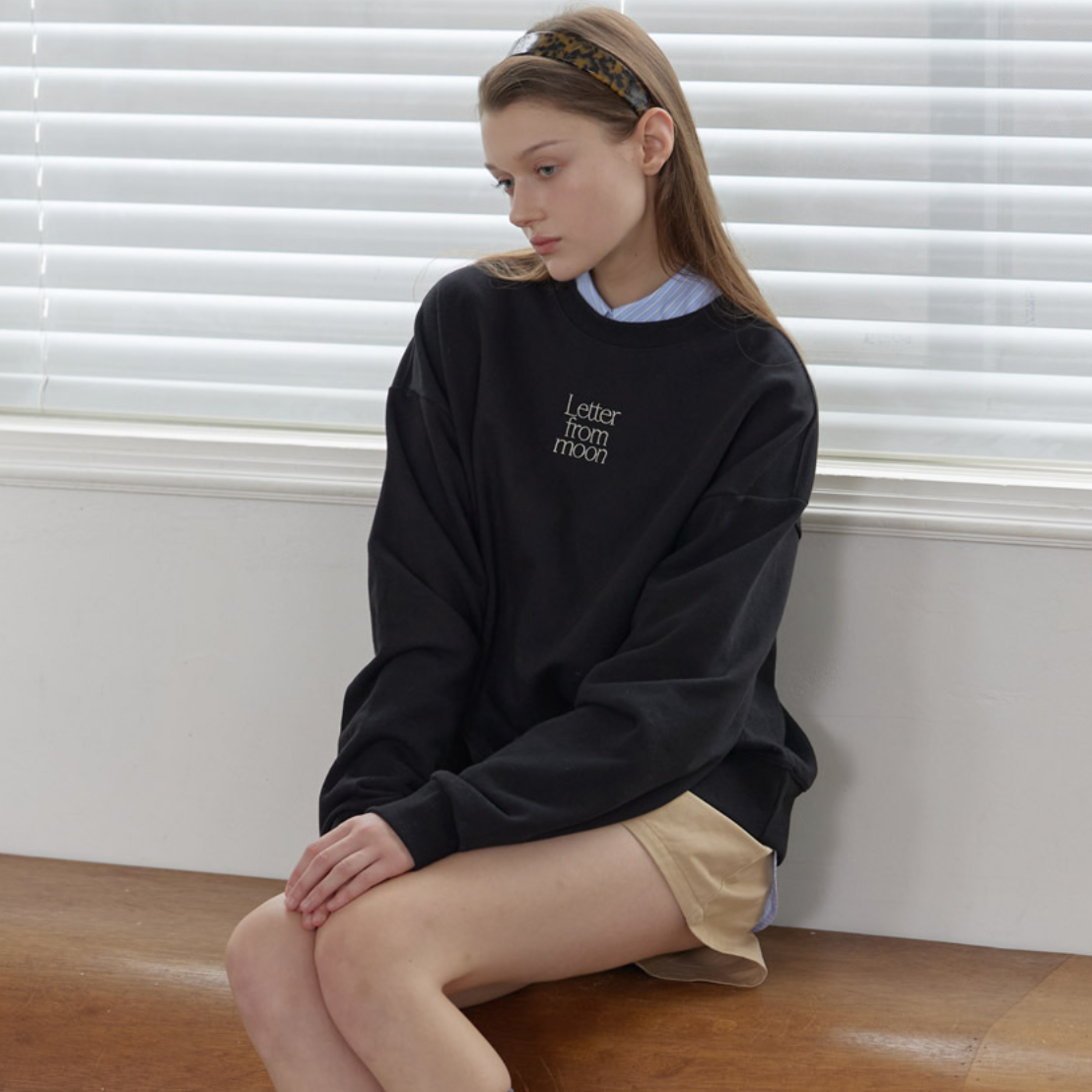 [Letter from Moon] Logo Silver Embroidered Sweatshirt (Black)