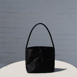 [mucu and ebony] Nearest Bag (Black)