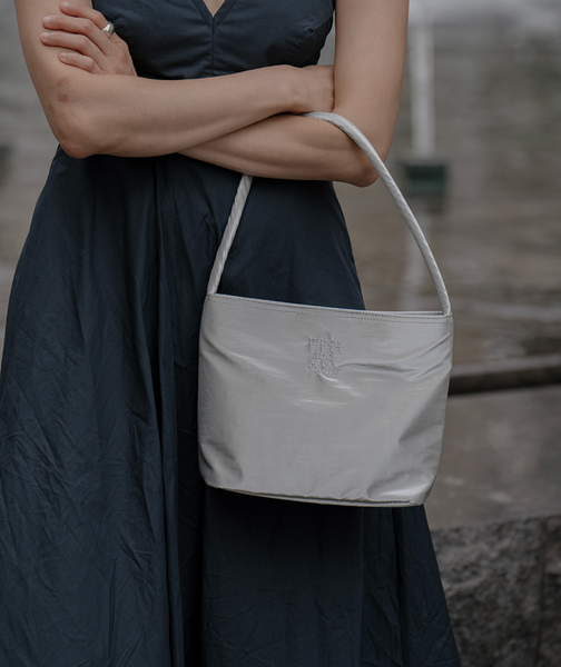 [mucu and ebony] Nearest Bag (Silver)