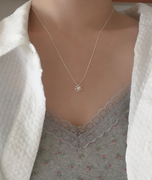 [moat] Powder Flower Necklace (Silver925)