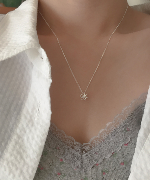 [moat] Powder Flower Necklace (Silver925)