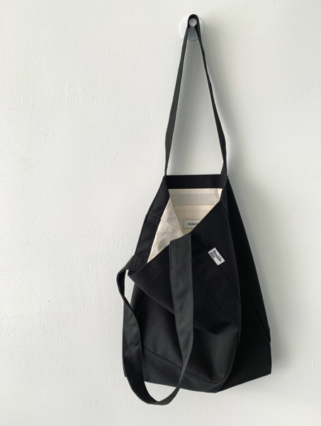 [Beside me.] Twill Simple Line Bag (Black)