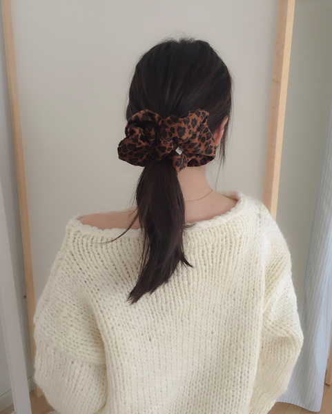 [moat] Calf Leopard Scrunchy