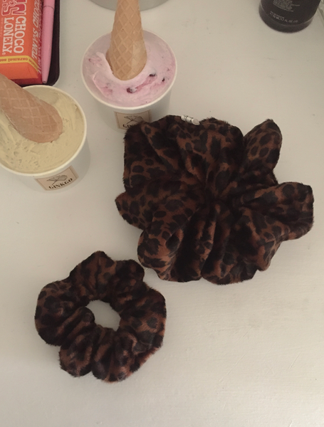 [moat] Calf Leopard Scrunchy