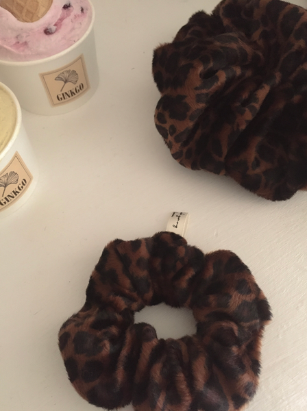 [moat] Calf Leopard Scrunchy