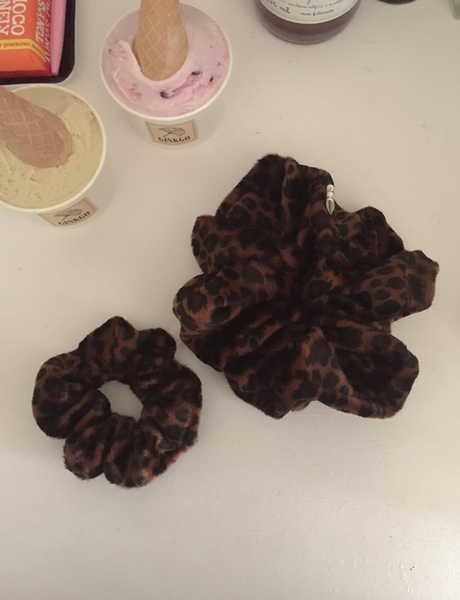 [moat] Calf Leopard Scrunchy