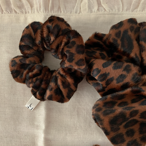 [moat] Calf Leopard Scrunchy