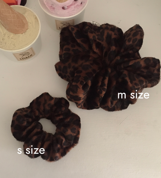 [moat] Calf Leopard Scrunchy