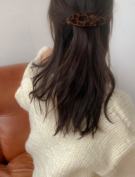 [moat] Calf Leopard Hairpin