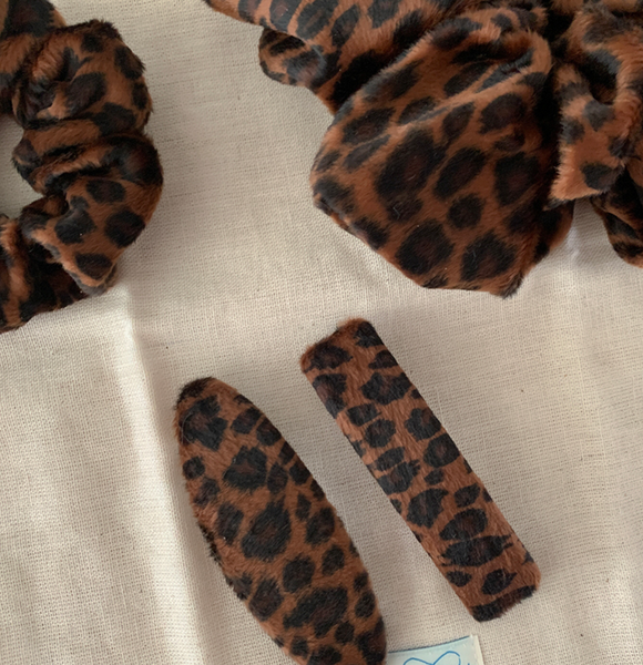 [moat] Calf Leopard Hairpin