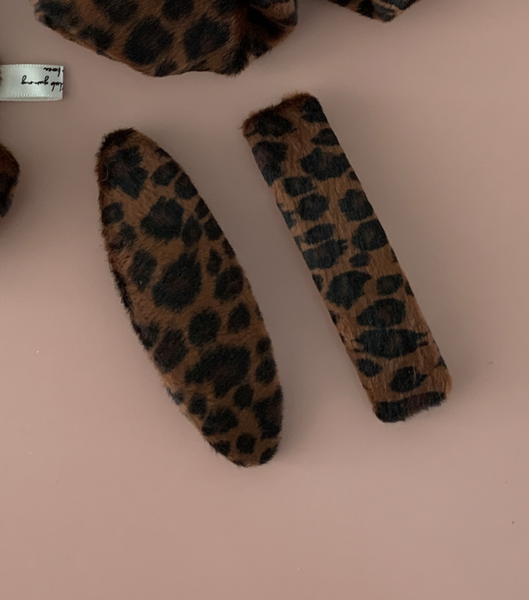 [moat] Calf Leopard Hairpin