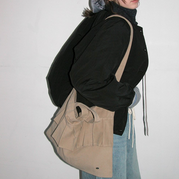 [VOOR] Washing Cotton Ruffle Hand & Cross Bag Beige