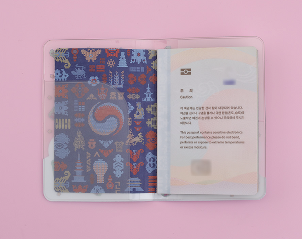 [CRAYON SHINCHAN 蠟筆小新] Cinnamoroll Passport Case