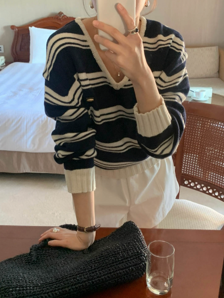 (現貨) - ♡ o'pparel ♡ Yuri Stripe Knit  (Navy)