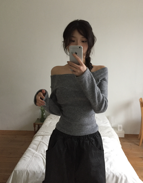 [MODIMOOD] Off Shoulder Fleece Tee