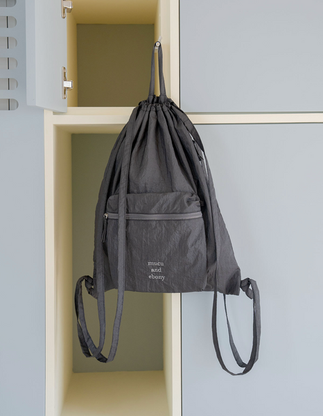 [mucu and ebony] Ridge String Backpack Charcoal