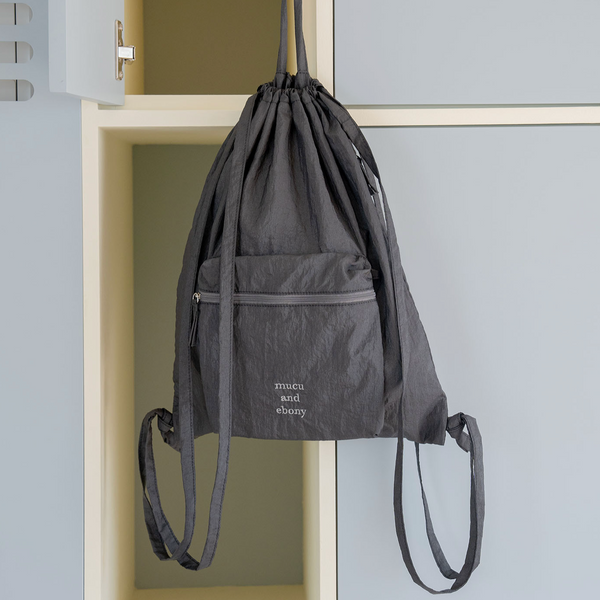 [mucu and ebony] Ridge String Backpack Charcoal