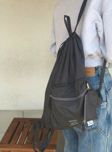 [mucu and ebony] Ridge String Backpack Charcoal