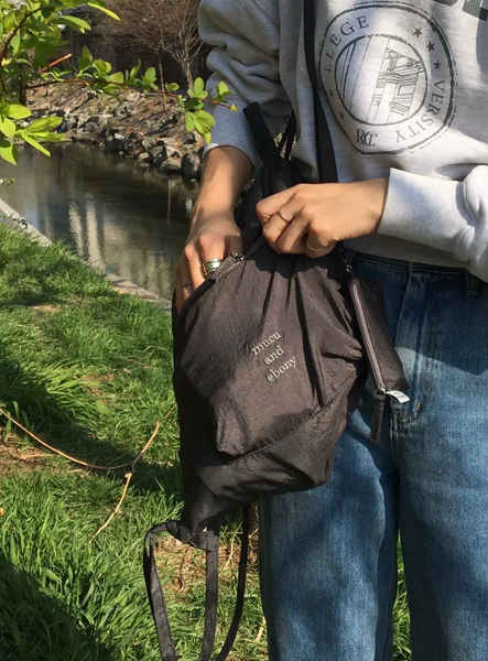[mucu and ebony] Ridge String Backpack Charcoal