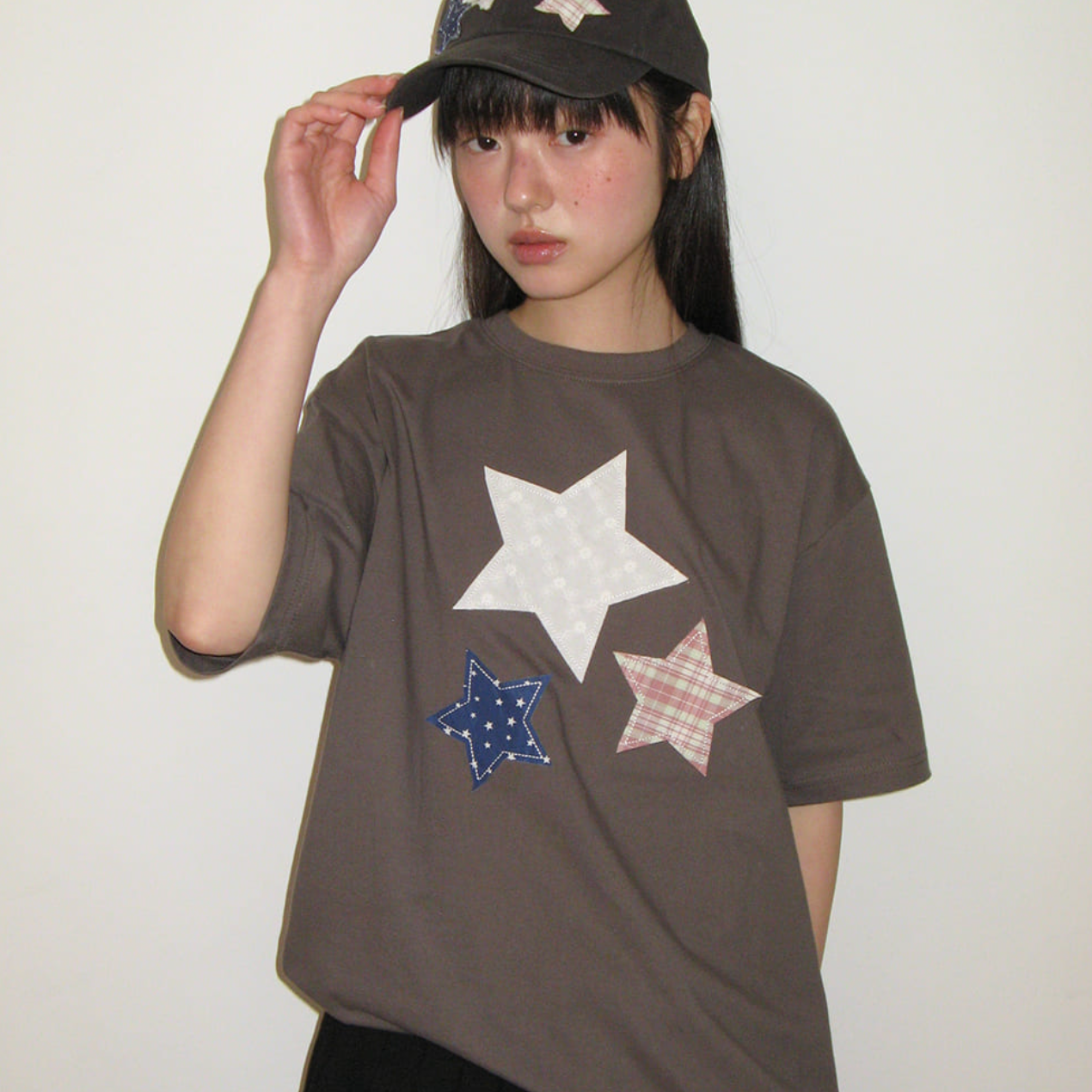 [RONRON] STAR PATCH MIXED APPLIQUE APPLIQUE T SHIRT CHARCOAL