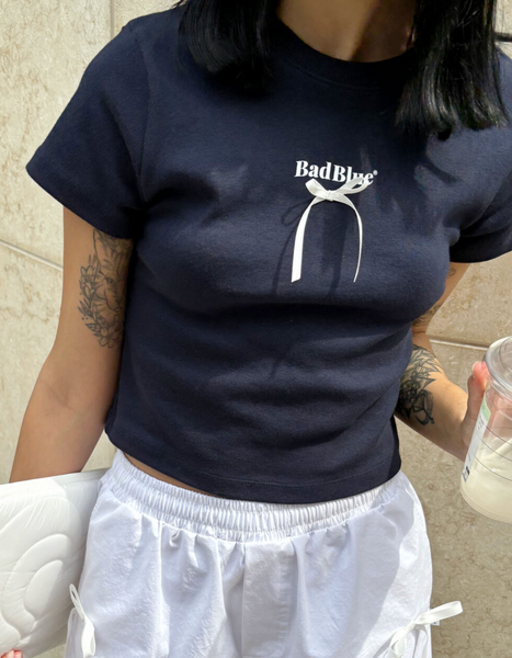 [BadBlue] Ribbon Logo Slim Tee Navy