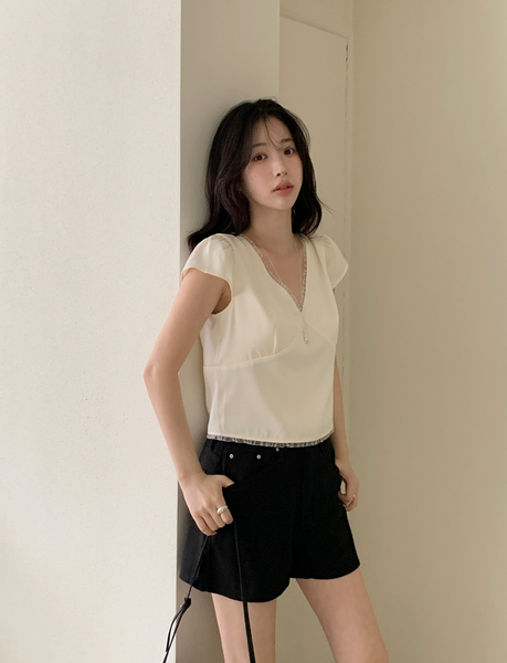[ADDMORE] Glow Chiffon Lace Crop Blouse