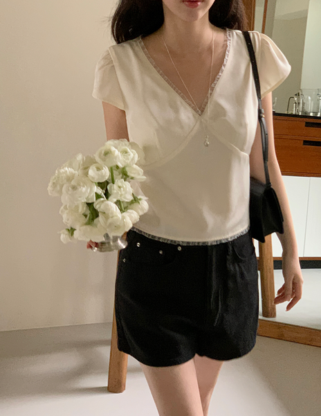 [ADDMORE] Glow Chiffon Lace Crop Blouse